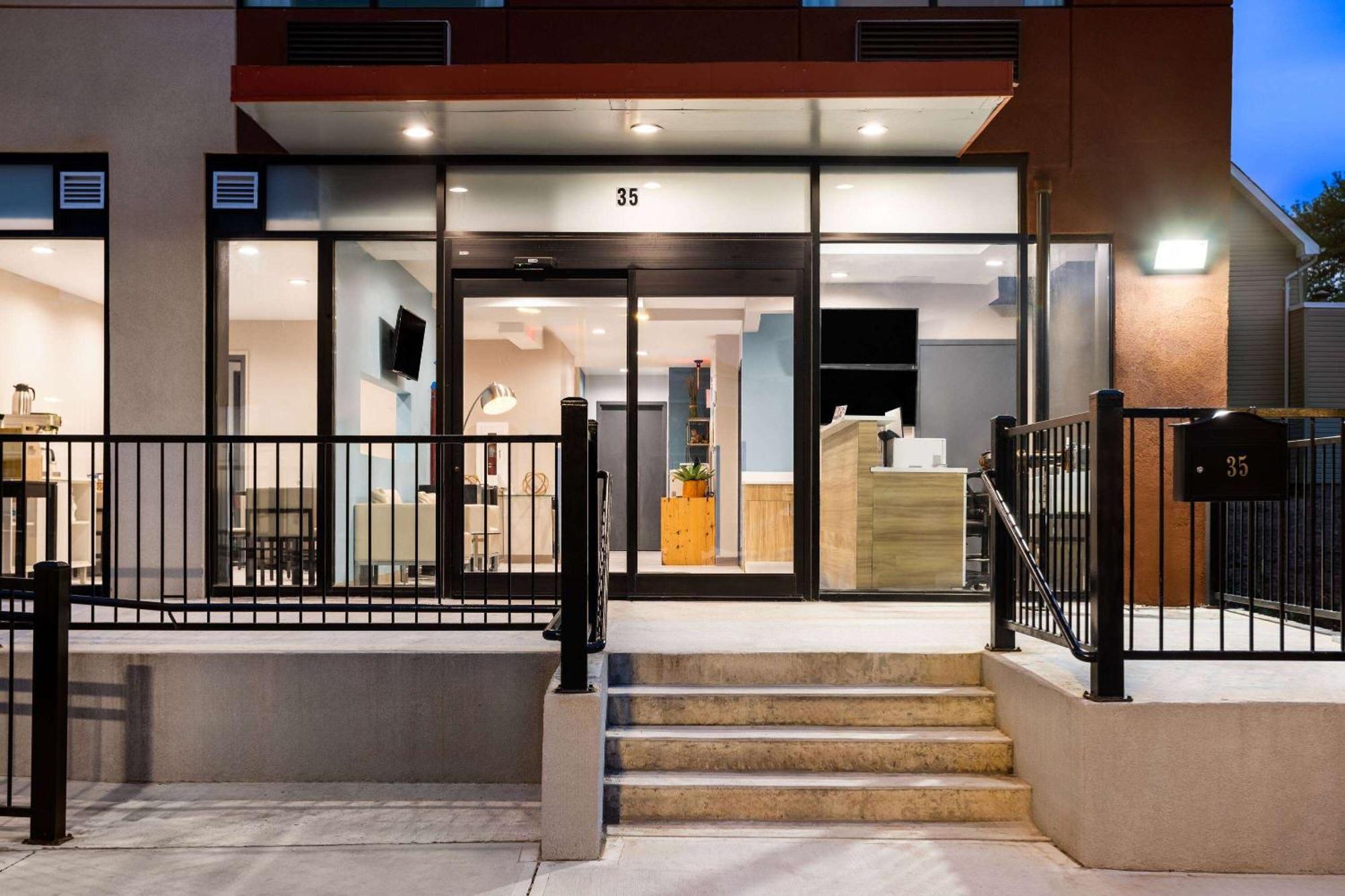 Days Inn By Wyndham Staten Island New York Exterior foto